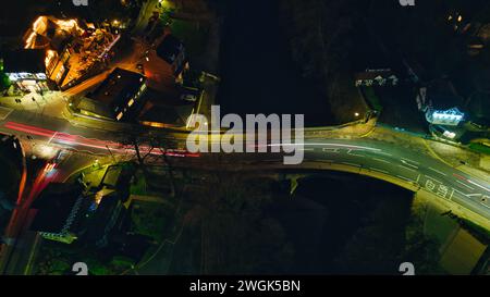 Nächtliche Luftaufnahme einer Stadtkreuzung mit Lichtspuren von fahrenden Fahrzeugen und beleuchteten Gebäuden in Knaresborough, North Yorkshire Stockfoto