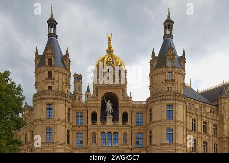 Deutschland, Mecklenburg-Vorpommern, Schwerin - 26. Juli 2023: Vorderfassade des Schweriner Schlosses mit Niklot Reiterstatue. Stockfoto