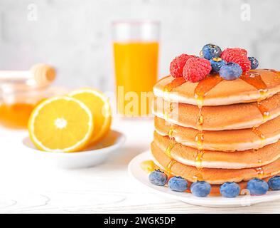 Gesundes Frühstück am Morgen. Hausgemachte amerikanische Pfannkuchen. Stockfoto