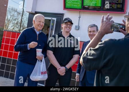 Präsident Joe Biden und Gouverneur Roy Cooper bekommen Milchshakes im Cookout, einem Hamburger Restaurant, Donnerstag, 18. Januar 2024, auf dem Weg zum Haus der Familie Fitts. (Offizielles Foto des Weißen Hauses von Adam Schultz) Stockfoto