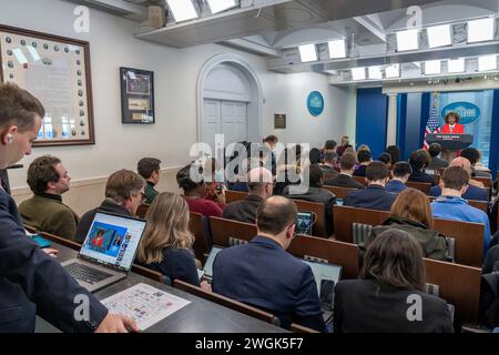 Pressesprecherin Karine Jean-Pierre und Koordinator für strategische Kommunikation im Nationalen Sicherheitsrat John Kerry überreichen am Mittwoch, den 17. Januar 0224, im Presseraum des Weißen Hauses Bemerkungen und Antworten auf Fragen von Pressevertretern. (Offizielles Foto des Weißen Hauses von Katie Ricks) Stockfoto