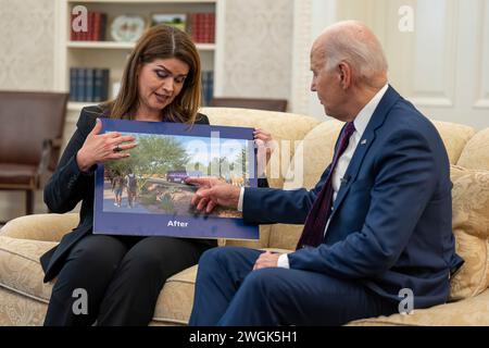 Präsident Joe Biden nimmt ein digitales Video mit Tucson, Bürgermeisterin von Arizona, Regina Romero, am Freitag, den 19. Januar 2024, im Oval Office auf. (Offizielles Foto des Weißen Hauses von Adam Schultz) Stockfoto