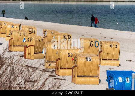 Der Badestrand von Kiel-Schilksee mit Strandkörben kurz vor Saisoneröffnung Stockfoto