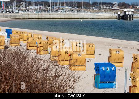 Der Badestrand von Kiel-Schilksee mit Strandkörben kurz vor Saisoneröffnung Stockfoto