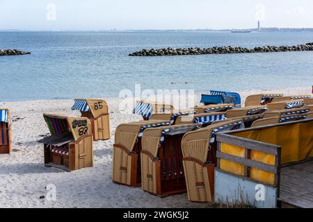 Der Badestrand von Kiel-Schilksee mit Strandkörben kurz vor Saisoneröffnung Stockfoto