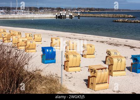 Der Badestrand von Kiel-Schilksee mit Strandkörben kurz vor Saisoneröffnung Stockfoto