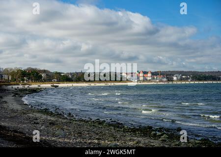 Meerlandschaft auf der Ostseeinsel Rügen mit Blick auf Binz an einem sonnigen Winternachmittag Stockfoto