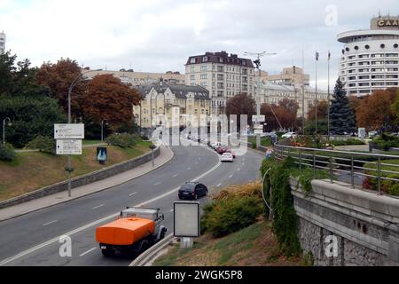 Kiew. Kiew. Ukraine. 09.16.2024. Draufsicht der Fahrzeuge, die an der Kreuzung wegen eines roten Signals an der Ampel angehalten haben. Stockfoto