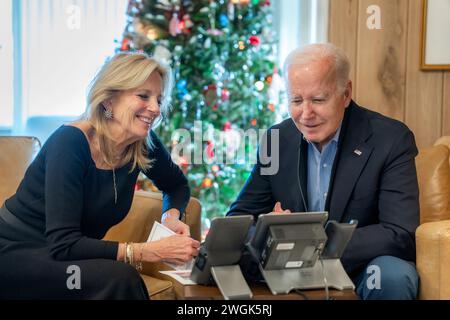 Präsident Joe Biden und First Lady Jill Biden rufen am Montag, den 25. Dezember 2023, Mitglieder jeder militärischen Niederlassung aus Camp David, Maryland an, um ihnen frohe Feiertage zu wünschen. (Offizielles Foto des Weißen Hauses von Adam Schultz) Stockfoto
