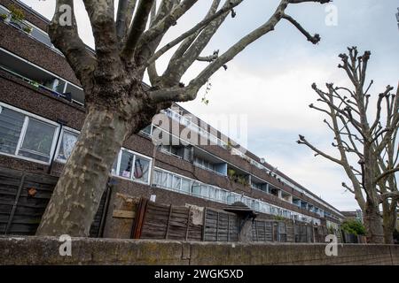 London, Großbritannien. April 2023. Ein Gayhurst Wohnblock auf dem Aylesbury Estate in Walworth. Das Aylesbury Estate, eines der größten Wohnsiedlungen Europas, wurde zwischen 1963 und 1977 erbaut und unterliegt seit 2005 einem stufenweisen Regenerationsprozess. Quelle: Mark Kerrison/Alamy Live News Stockfoto