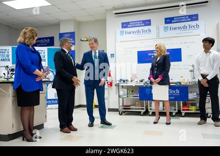 First Lady Jill Biden erhält am Freitag, den 26. Januar 2024, ein Briefing über Investitionen in Biotechnologie-Arbeitskräfte am Forsyth Technical Community College in Winston-Salem, North Carolina. (Offizielles Foto des Weißen Hauses von Erin Scott) Stockfoto