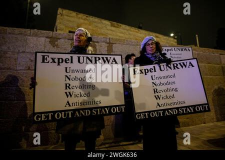 Demonstranten in Jerusalem Kundgebung vor dem UNRWA-Büro JERUSALEM - 5. FEBRUAR: Demonstranten halten Schilder und Fahnen vor dem UNRWA-Büro in Jerusalem während einer Demonstration, die zur Vertreibung des UNRWA-Büros aus der Stadt am 5. Februar 2024 in Jerusalem aufrief. Israel behauptete vor kurzem, dass 13 von 13.000 Gaza-Mitarbeitern des UN-Hilfswerks UNRWA an den Angriffen auf Israel am 7. Oktober teilgenommen haben, und die UN-Agentur hat mehrere Mitarbeiter entlassen, nachdem die Anschuldigungen nicht öffentlich gemacht wurden. Foto: saeed qaq Copyright: Xsaeedxqaqx  B9Z9818 Stockfoto