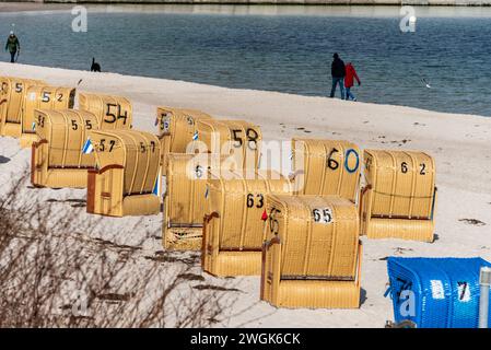 Der Badestrand von Kiel-Schilksee mit Strandkörben kurz vor Saisoneröffnung *** der Strand Kiel Schilksee mit Liegestühlen kurz vor Saisonbeginn Stockfoto