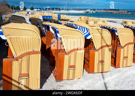 Der Badestrand von Kiel-Schilksee mit Strandkörben kurz vor Saisoneröffnung *** der Strand Kiel Schilksee mit Liegestühlen kurz vor Saisonbeginn Stockfoto