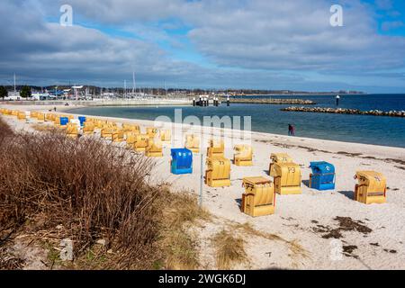 Der Badestrand von Kiel-Schilksee mit Strandkörben kurz vor Saisoneröffnung *** der Strand Kiel Schilksee mit Liegestühlen kurz vor Saisonbeginn Stockfoto