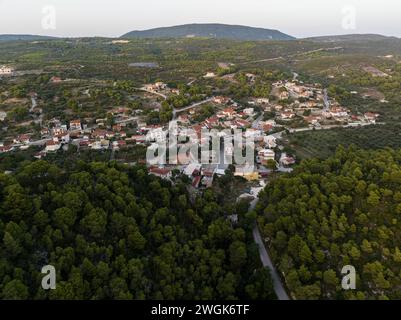 Agalas Dorf nahe der Südwestküste von Zakynthos, verteilt über Hügel mit Blick auf das Ionische Meer. Kiefern, Olivenhaine und Meerblick auf einer griechischen Insel Stockfoto