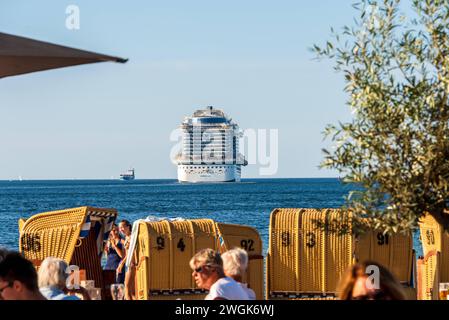 Strand von Heigkendorf an der Kieler Förde das Kreuzfahrtschiff AIDA nova fährt vorbei im Vordergrund eine Badeinsel mit Jugendlichen *** Strand Heigkendorf am Kieler Fjord das Kreuzfahrtschiff AIDA nova fährt im Vordergrund an einer Badeinsel mit Jugendlichen vorbei Stockfoto