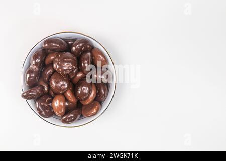 Holländische Lebkuchenkekse mit Schokolade in einer Keramikschale auf weißem Hintergrund. Stockfoto