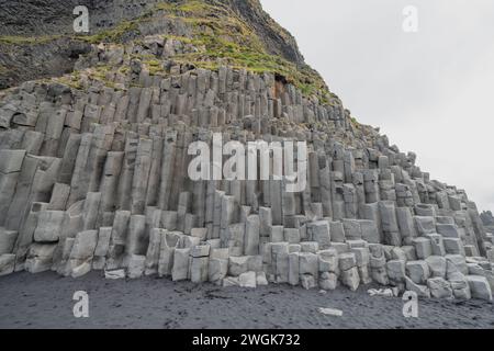 Interessante vulkanische Formationen aus Basaltgestein entlang des schwarzen Sandstrandes in der Nähe von Vik, Island Stockfoto