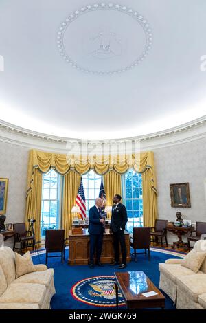 Präsident Joe Biden nimmt ein digitales Video mit dem Bürgermeister von Atlanta Andre Dickens am Freitag, den 19. Januar 2024, im Oval Office auf. (Offizielles Foto des Weißen Hauses von Adam Schultz) Stockfoto