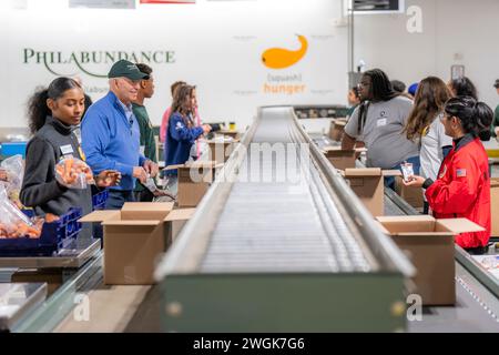 Präsident Joe Biden arbeitet am Montag, den 15. Januar 2024, in Philabundance, einer Hungerhilfe-Organisation in Philadelphia, zur Feier des Martin Luther King, Jr. Tag der Inbetriebnahme. (Offizielles Foto des Weißen Hauses von Adam Schultz) Stockfoto