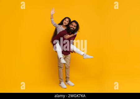 Süße junge indianerin, die ihren Freund mit dem Huckepack unterstützt Stockfoto
