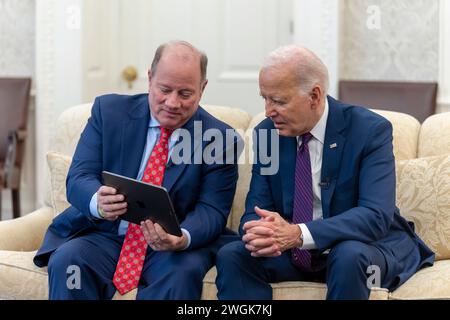 Präsident Joe Biden nimmt ein digitales Video mit dem Bürgermeister von Detroit Mike Duggan am Freitag, den 19. Januar 2024, im Oval Office auf. (Offizielles Foto des Weißen Hauses von Adam Schultz) Stockfoto