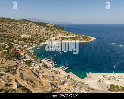 Drohnenfoto von Agios Nikolaos - einem kleinen Hafen auf der Insel Zante. Hafen auf einer griechischen Insel mit blau-türkisfarbenem Wasser mit vielen Booten und Yachten Stockfoto