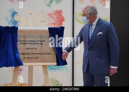 Aktenfoto vom 03/22 vom damaligen Prinzen von Wales (heute König Karl III), der während eines Besuchs im neuen Vorzeigegebäude für Krebs und Chirurgie des University College Hospital in London eine Gedenktafel enthüllt. Der König wurde mit einer Form von Krebs diagnostiziert und hat einen Zeitplan für regelmäßige Behandlungen begonnen, und obwohl er öffentliche Aufgaben verschoben hat, bleibt er „seiner Behandlung vollkommen positiv“, sagte Buckingham Palace. Ausgabedatum: Montag, 5. Februar 2024. Stockfoto