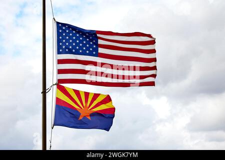 Amerikanische Flagge und Arizona State Flag auf einem im Wind wehenden Fahnenmast Stockfoto