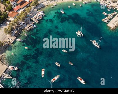 Drohnenfoto von Agios Nikolaos - einem kleinen Hafen auf der Insel Zante. Hafen auf einer griechischen Insel mit blau-türkisfarbenem Wasser mit vielen Booten und Yachten Stockfoto