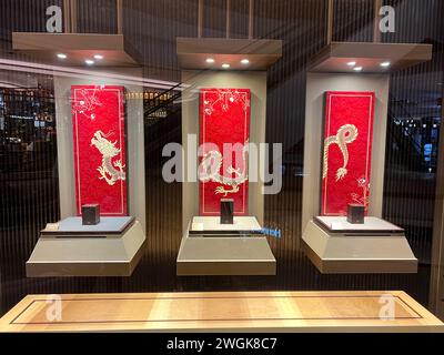 Singapur. Kaufen Sie Fensterdekorationen mit rotem und goldenem Drachen. Vorbereitung des chinesischen Neujahrs - 2024. Stockfoto