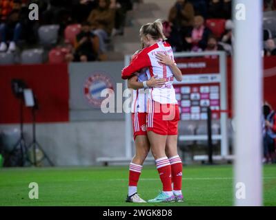 Lea Schueller (FC Bayern München, #11), Klara Buehl (FC Bayern München, #17) jubeln über das Tor zum 2:0, GER, FC Bayern München gegen SC Freiburg, Fussball Google Pixel Frauen Bundesliga, 12. Spieltag, Saison 2023/2024, 05.02.2024 DFB-Vorschriften verbieten jede Verwendung von Fotografien als Bildsequenzen und/oder Quasi-Video Foto: Eibner-Pressefoto/Michael Memmler Stockfoto