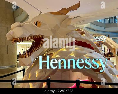 Singapur. Hennessy Boutique-Dekoration mit einem riesigen weißen und goldenen Drachen. Chinesische Neujahrsvorbereitung. Stockfoto