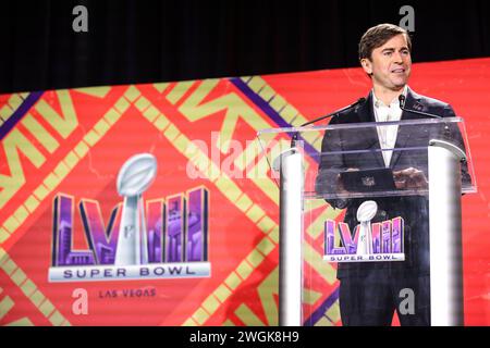 Las Vegas, Nevada, USA. Las Vegas, NV, USA. Februar 2024. Peter O'Reilly, Executive Vice President der NFL, spricht während der Super Bowl LVIII Welcome Press Conference im Mandalay Bay Convention Center in Las Vegas, NV. Christopher Trim/CSM/Alamy Live News Credit: CAL Sport Media/Alamy Live News Stockfoto