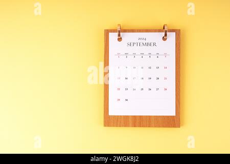 September 2024 Kalender auf gelbem Hintergrund Stockfoto