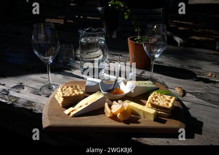 Tour mit Käse und Wein in der Straßenbahn rund um Franschhoek, Cape Region, Western Cape, Südafrika Stockfoto