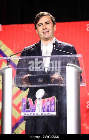 Las Vegas, Nevada, USA. Las Vegas, NV, USA. Februar 2024. Peter O'Reilly, Executive Vice President der NFL, spricht während der Super Bowl LVIII Welcome Press Conference im Mandalay Bay Convention Center in Las Vegas, NV. Christopher Trim/CSM/Alamy Live News Credit: CAL Sport Media/Alamy Live News Stockfoto