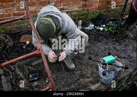 Nicht exklusiv: REGION ZAPORIZHZHIA, UKRAINE - 27. JANUAR 2024 - Ein Mitglied einer Polizeieinheit von FPV-Piloten repariert eine Drohne in der Region Zaporizhzhia, Süden Stockfoto