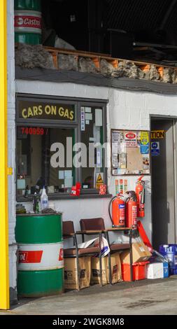 Barry, Vale of Glam, Wales 02. Februar 2024: Gefahren auf Industriegelände am Hafengelände einschließlich entsorgter Materialien aus der Räumung und Sanierung von Häusern Stockfoto