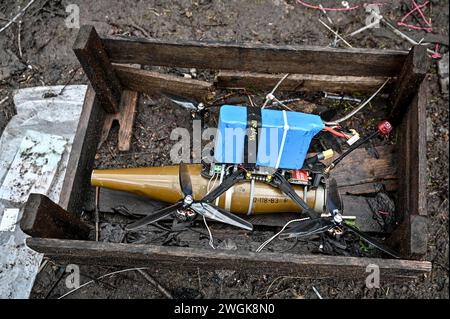 Nicht exklusiv: REGION ZAPORIZHZHIA, UKRAINE - 27. JANUAR 2024 - Ein Stück Munition wird während der Arbeit einer Polizeieinheit von FPV-Piloten in Zap abgebildet Stockfoto