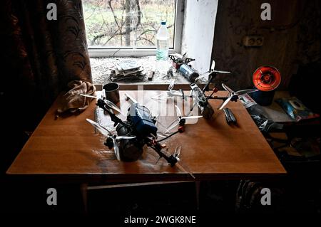 Nicht exklusiv: REGION ZAPORIZHZHIA, UKRAINE - 27. JANUAR 2024 - FPV-Drohnen werden auf den Tisch gestellt, Region Zaporizhzhia, Südost-Ukraine. Stockfoto