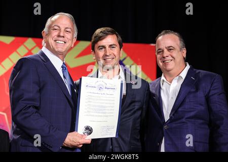 Las Vegas, Nevada, USA. Las Vegas, NV, USA. Februar 2024. Gouverneur von Nevada, präsentiert Peter O'Reilly, NFL Executive Vice President, eine Proklamation während der Super Bowl LVIII Welcome Press Conference im Mandalay Bay Convention Center in Las Vegas, NV. Christopher Trim/CSM/Alamy Live News Credit: CAL Sport Media/Alamy Live News Stockfoto