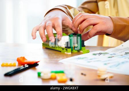 Close-up Hände Kind spielt Bausteine Bauanleitung Baumeister Robotik Kindertechnik Kinderbauer Kinderbau Kinderbau Kinderbau Kinderbau Stockfoto