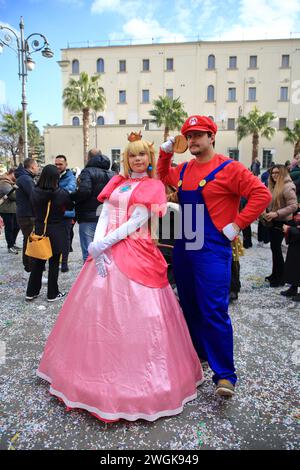 Cosplayer-Schauspieler tragen Kostüme berühmter Zeichentrickfiguren und Kinderfilme. Bewundern Sie die Leute, die mit Kindern posieren, um ein Erinnerungsfoto auf Karneval d Stockfoto