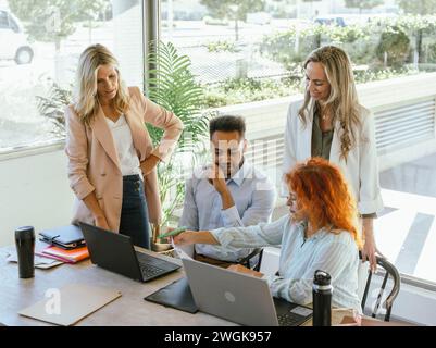 Gruppe von Geschäftskollegen, die im Büro zusammenarbeiten. Geschäftskonzept. Stockfoto