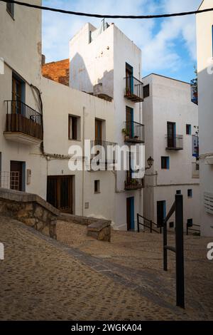 Straße der Altstadt von Peniscola bei Sonnenuntergang, Castellon, Spanien Stockfoto