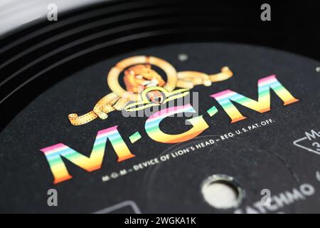 Viersen, Deutschland - 9. Januar. 2024: Nahaufnahme eines Plattenlabels mit Logo-Schriftzug von MGM-Platten aus den 60er Jahren Stockfoto