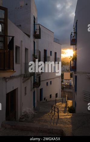 Straße der Altstadt von Peniscola bei Sonnenuntergang, Castellon, Spanien Stockfoto