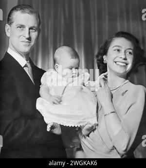 Ein Porträtfoto, das Prinz Philipp, Königin Elisabeth II. Und ihren neugeborenen Sohn Karl III. Einfängt Dieses Bild, das kurz nach Karls Geburt am 14. November 1948 aufgenommen wurde, stellt einen wichtigen Moment für die königliche Familie dar. Es zeigt die junge Familie zu einer Zeit, als Elisabeth noch nicht Königin geworden war und Philipp seine Rolle als Gemahlin übernahm. Charles, der spätere Prinz von Wales und späterer König 2022, steht im Mittelpunkt dieses Familienzusammenhangs und markiert den Beginn eines neuen Kapitels in der Geschichte der britischen Monarchie. Stockfoto